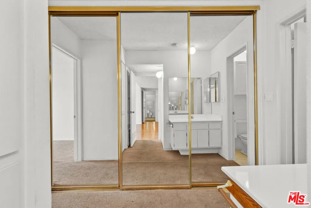 18307 Burbank Boulevard 223, Tarzana, California 91356 home-pic-11